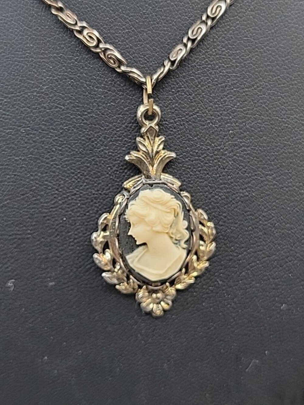 Double Faux Glass Cameo Necklace 18" Gold Tone Chain Right & Left Facing - Picture 7 of 13